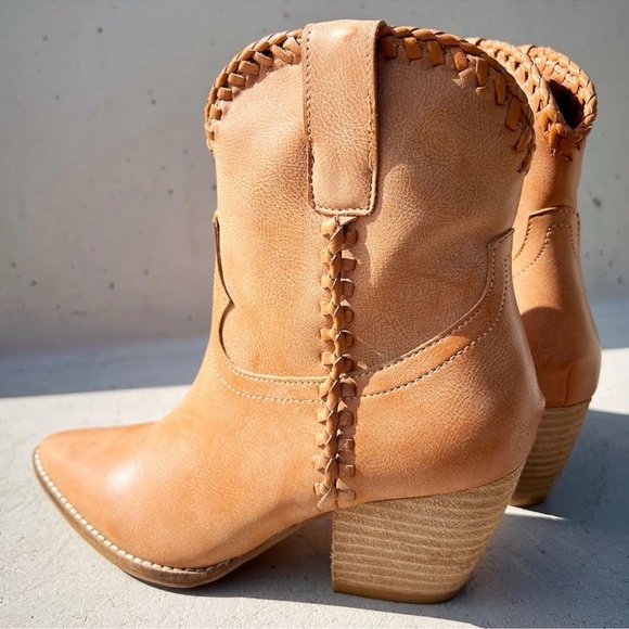 NEW Western Cowboy Whipstitched Ankle Boots
Pointy Toe Block Heel Distress Taupe - Picture 8 of 15